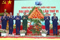 Thượng tướng Võ Minh Lương, Ủy viên Trung ương Đảng, Ủy viên Thường vụ Quân ủy Trung ương, Thứ trưởng Bộ Quốc phòng tặng lẵng hoa chúc mừng Đại hội. (Ảnh: Trọng Đức/TTXVN)