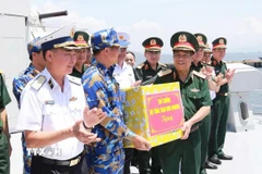 Thượng tướng Nguyễn Văn Nghĩa (bên phải) tặng quà và động viên các lực lượng tham gia luyện tập diễu binh trên biển. (Ảnh: TTXVN phát)