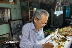 Nghệ nhân Nguyễn Cao Bính từ lâu đã được biết đến như một người giữ lửa cho nghề thêu truyền thống Minh Lãng. (Ảnh: PT/Vietnam+)