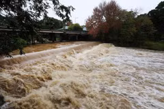 Sông Mahurangi sau trận mưa lớn ở Warkworth vào ngày 12/4/2026 tại Auckland, New Zealand. (Ảnh: Getty Images)