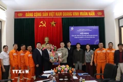 Công đoàn Công ty Điện lực Thanh Hóa chăm lo, thăm hỏi, động viên người lao động cuối năm. (Ảnh: TTXVN phát)