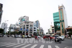 Người dân ra đường khá đông ở góc đường Nguyễn Văn Trỗi-Trần Huy Liệu. (Ảnh: Hồng Đạt/TTXVN)