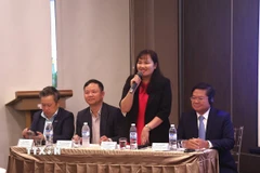 Đại diện Trung tâm Xúc tiến Đầu tư và Thương mại TP. Hồ Chí Minh (ITPC) giải đáp thắc mắc của các nhà đầu tư. (Ảnh: Tất Đạt/TTXVN)