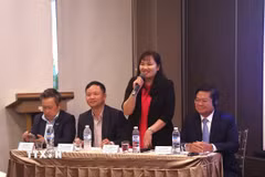 Đại diện Trung tâm Xúc tiến Đầu tư và Thương mại TP. Hồ Chí Minh (ITPC) giải đáp thắc mắc của các nhà đầu tư. (Ảnh: Tất Đạt/TTXVN)