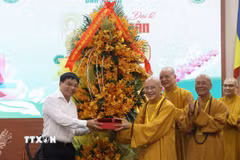 Phó Thủ tướng Chính phủ Nguyễn Văn Thắng tặng hoa chúc mừng Ban Trị sự Giáo hội Phật giáo Việt Nam thành phố Huế tại chùa Từ Đàm, phường Thuận Hoá. (Ảnh: Mai Trang/TTXVN)
