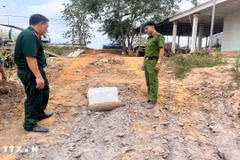 Đầu đạn pháo được phát hiện tại khu vực khu công nghiệp Becamex giai đoạn 3 (thuộc khu phố Minh Thành 1, phường Chơn Thành, tỉnh Đồng Nai). (Ảnh: Đậu Tất Thành/TTXVN)