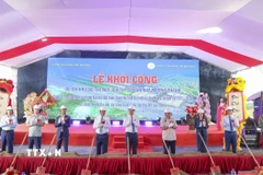 Đại biểu thực hiện nghi thức Khởi công Khu đô thị mới, phố đi bộ sân bay Mường Thanh. (Ảnh: Xuân Tư/TTXVN)