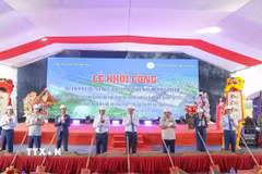 Đại biểu thực hiện nghi thức Khởi công Khu đô thị mới, phố đi bộ sân bay Mường Thanh. (Ảnh: Xuân Tư/TTXVN)
