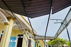 Trường học ở xã Đồng Tiến bị tốc mái hư hỏng. (Ảnh: Hoàng Ngà/TTXVN)