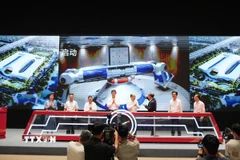 Trung Quốc vận hành máy ly tâm mã hiệu CHIEF1300, một trong những phần cốt lõi của Tổ hợp Thí nghiệm liên ngành và siêu trọng lực ly tâm, tại Hàng Châu, tỉnh Chiết Giang, ngày 29/9/2025. (Ảnh: THX/TTXVN)