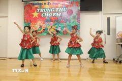 Một tiết mục biểu diễn văn nghệ của học sinh trường Việt ngữ Cây Tre tại ngày hội Trung Thu. (Ảnh: Nguyễn Tuyến/TTXVN)