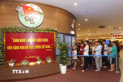 Đông đảo du khách xếp hàng để vào xem bức tranh panorama Chiến dịch Điện Biên Phủ. (Ảnh: Xuân Tư/TTXVN)