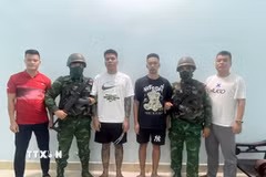 Đối tượng Trần Duyên Thịnh và Nguyễn Tuấn Nam (đứng giữa) cùng trú tại thành phố Hà Nội, bị truy nã về hành vi “Gây rối trật tự công cộng” bị bắt giữ tại Đồn Biên phòng Cửa khẩu quốc tế Mộc Bài. (Ảnh: TTXVN phát)
