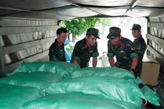 Bộ chỉ huy quân sự thành phố Đà Nẵng cấp phát gạo cho người dân sau mưa lũ. (Ảnh: Trần Tĩnh/TTXVN)