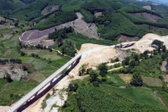 Một đoạn tuyến đường Trường Sơn Đông trên địa bàn huyện Đrông Bông. (Ảnh: Huy Hùng/TTXVN)