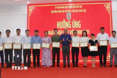 Trao giải cho các cá nhân đoạt giải. (Ảnh: Ngọc Thiện/TTXVN)