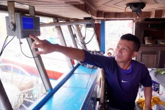Chuẩn bị cho chuyến ra khơi, ngư dân Định Xuân Trung (xã Thái Thụy, tỉnh Hưng Yên) không quên bật thiết bị giám sát hành trình 24/24. (Ảnh: Nguyễn Công Hải/TTXVN)