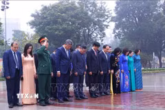 Đoàn đại biểu thành phố Hà Nội dâng hoa kỷ niệm 108 năm Cách mạng Tháng Mười Nga tại Tượng đài Lênin (đường Điện Biên Phủ, phường Ba Đình). (Ảnh: Văn Điệp/TTXVN)