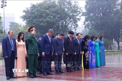 Đoàn đại biểu thành phố Hà Nội dâng hoa kỷ niệm 108 năm Cách mạng Tháng Mười Nga tại Tượng đài Lênin (đường Điện Biên Phủ, phường Ba Đình). (Ảnh: Văn Điệp/TTXVN)