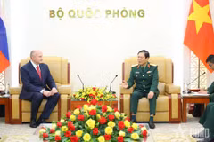 Đại tướng Nguyễn Tân Cương tiếp ông Aleksandr Vyacheslavovich Kurenkov. (Nguồn: Báo QĐND)