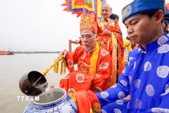 Thực hiện nghi lễ lấy nước. (Ảnh: Khánh Hoà/TTXVN)