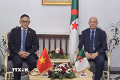 Tổng Thư ký Đảng Mặt trận Giải phóng Dân tộc Abdelkrim Benmbarek tiếp Đại sứ Trần Quốc Khánh đến chào kết thúc nhiệm kỳ về nước. (Ảnh: Nguyễn An/TTXVN)
