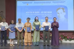 Trao tặng sách ảnh "Nguyễn Ái Quốc-Hồ Chí Minh với nước Pháp" cho những cá nhân đóng góp vào việc sưu tầm, gìn giữ và trao tặng tư liệu, hiện vật về Chủ tịch Hồ Chí Minh. (Ảnh: Hữu Chiến/TTXVN)