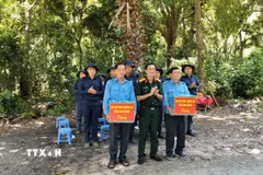 Đại tá Cao Minh Tâm, Phó Chính uỷ Bộ Chỉ huy quân sự tỉnh An Giang, thăm và trao tặng quà cho cán bộ, chiến sỹ Đội K93. (Ảnh: TTXVN phát)