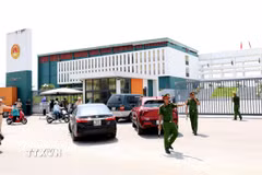 Lực lượng an ninh thực hiện công tác đảm bảo an ninh trật tự tại điểm thi trường Chuyên Tuyên Quang. (Ảnh: Quang Cường/TTXVN)