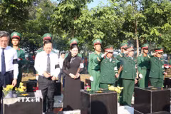 Đại diện lãnh đạo thành phố Đồng Nai cùng các đại biểu thắp hương tưởng niệm, tri ân các Anh hùng liệt sỹ. (Ảnh: Đậu Tất Thành/TTXVN)