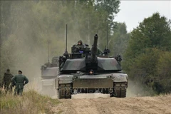 Binh sỹ tham gia một cuộc tập trận tại Biedrusko, Ba Lan, ngày 2/10/2025. (Ảnh: PAP/TTXVN)