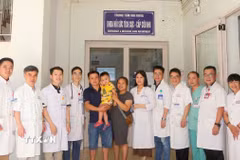 Đội ngũ bác sỹ Bệnh viện Trung ương Huế chúc mừng bệnh nhi xuất viện. (Ảnh: TTXVN phát) 