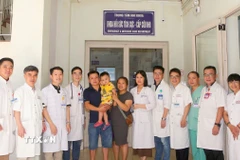 Đội ngũ bác sỹ Bệnh viện Trung ương Huế chúc mừng bệnh nhi xuất viện. (Ảnh: TTXVN phát) 