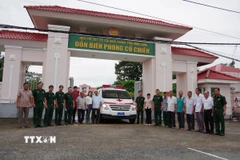 Ra mắt xe cứu thương 0 đồng tại đồn Biên phòng Cổ Chiên, xã Thạnh Phong, tỉnh Vĩnh Long. (Ảnh: Huỳnh Phúc Hậu/TTXVN)