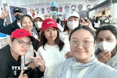 Nhóm sinh viên Việt Nam tham gia chương trình thực tập nông nghiệp công nghệ cao tại Trung tâm Agrostudies của Israel. (Ảnh: TTXVN phát)