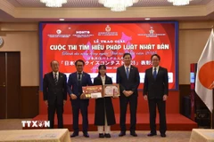 Đại sứ Việt Nam tại Nhật Bản Phạm Quang Hiệu trao chứng nhận giải Nhất cho thí sinh Bùi Thu Hoài đến từ Kanagawa. (Ảnh: Nguyễn Tuyến/TTXVN)