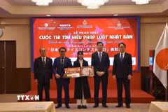 Đại sứ Việt Nam tại Nhật Bản Phạm Quang Hiệu trao chứng nhận giải Nhất cho thí sinh Bùi Thu Hoài đến từ Kanagawa. (Ảnh: Nguyễn Tuyến/TTXVN)
