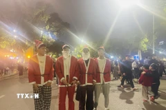 Phố đi bộ Hồ Hoàn Kiếm tấp nập du khách trong đêm Giáng sinh 2025. (Ảnh: Tuyết Mai/TTXVN)