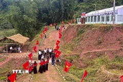 Bản Nậm Kè rực rỡ cờ hoa chào đón Tết cổ truyền dân tộc Cống. (Ảnh: TTXVN phát)