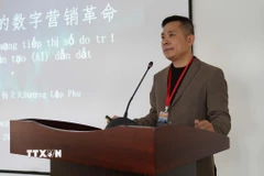 Đại diện doanh nghiệp đến từ Trung Quốc chia sẻ kinh nghiệm tại buổi giao lưu. (Ảnh: Khoa Chương/TTXVN)