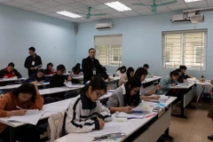 Thí sinh làm bài thi. (Nguồn: VNU)