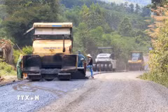 Thi công sửa chữa, nâng cấp Quốc lộ 28 qua địa bàn xã Quảng Khê, tỉnh Lâm Đồng. (Ảnh: Nguyễn Huy Thành/TTXVN)