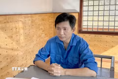 Đối tượng Phạm Trung Nghĩa tại cơ quan Công an. (Ảnh: TTXVN phát)