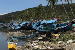 Tàu thuyền tại khu vực Vũng Chào (phường Sông Cầu) bị hư hỏng nặng sau bão. (Ảnh: Tường Quân/ TTXVN)