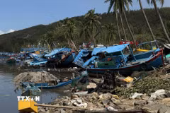 Tàu thuyền tại khu vực Vũng Chào (phường Sông Cầu) bị hư hỏng nặng sau bão. (Ảnh: Tường Quân/ TTXVN)