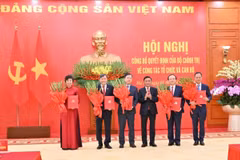 Đồng chí Thường trực Ban Bí thư Trần Cẩm Tú trao các Quyết định của Bộ Chính trị về công tác tổ chức và cán bộ đối với 5 cơ quan: Đài Truyền hình Việt Nam, Đài Tiếng nói Việt Nam, Thông tấn xã Việt Nam, Viện Hàn lâm Khoa học xã hội Việt Nam, Viện Hàn lâm Khoa học và Công nghệ Việt Nam. (Ảnh: Cổng TTĐT Đảng Cộng sản Việt Nam)