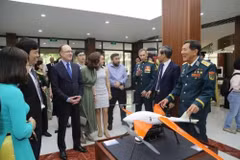 Các đại biểu tham quan không gian triển lãm. (Ảnh: Bao moi)