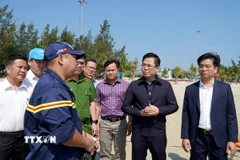 Chủ tịch Ủy ban Nhân dân tỉnh Quảng Ngãi Nguyễn Hoàng Giang (thứ 2, từ phải sang) nghe đại diện đội cứu hộ, cứu nạn báo cáo quá trình tìm kiếm nạn nhân Trần Ngọc Tr. bị đuối nước mất tích. (Ảnh: Lê Phước Ngọc/TTXVN)