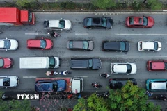 4 làn ô tô nối đuôi nhau hướng về trung tâm Hà Nội sau kỳ nghỉ Tết Nguyên Đán. (Ảnh: Phan Phương/TTXVN)