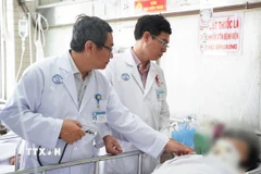 Các bác sỹ Bệnh viện Chợ Rẫy điều trị cho nạn nhân trong vụ nổ súng tại Tây Ninh. (Ảnh: TTXVN phát)